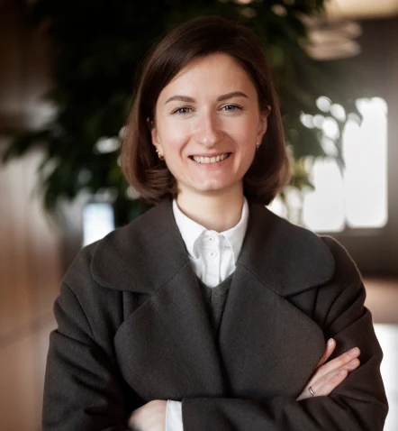 front-view-smiley-woman-posing